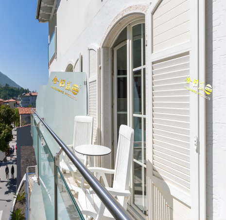 懸（xuán）掛式陽台玻璃護欄	